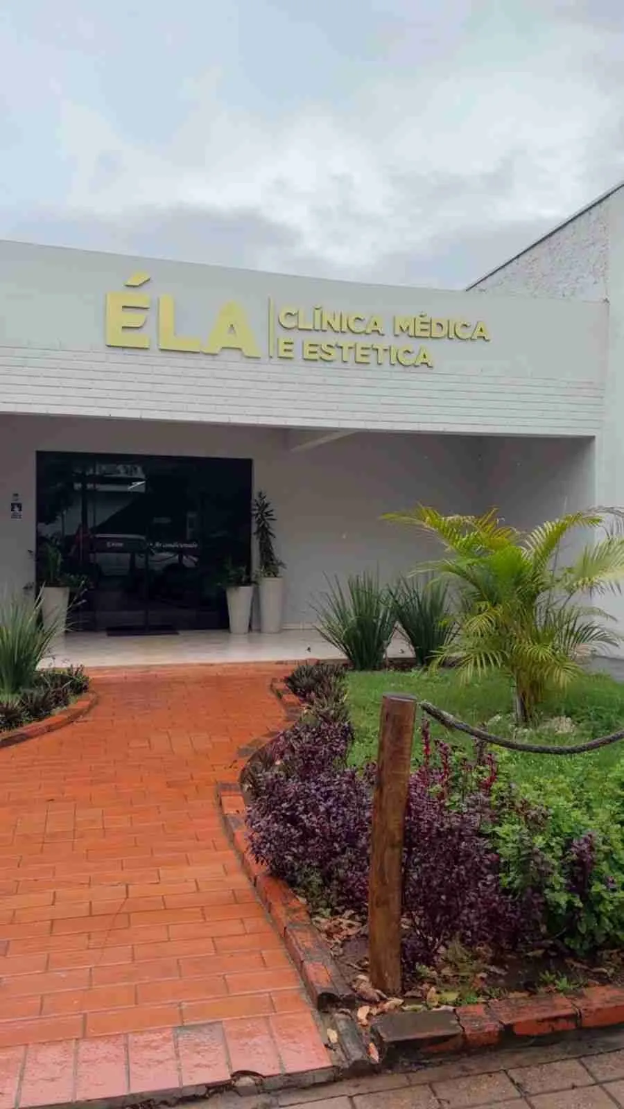 Fachada da Clínica ÉLA em Bonito/MS, com as letras douradas sobre a entrada